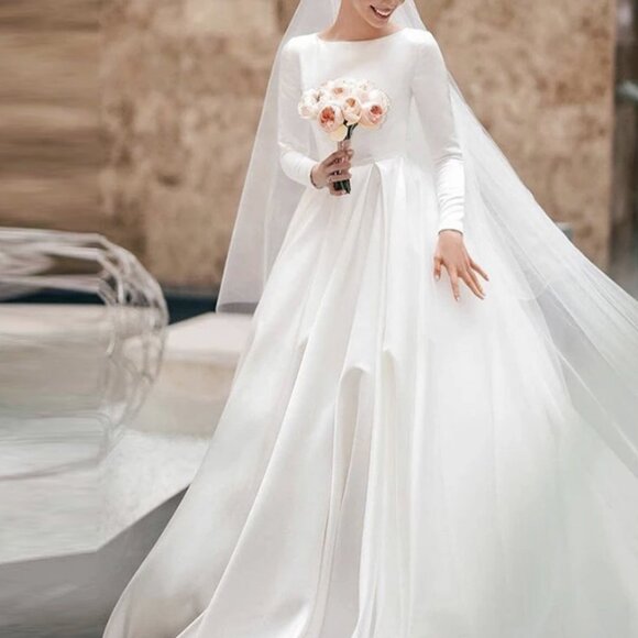 Elegant White Wedding Dress - Picture 2 of 9